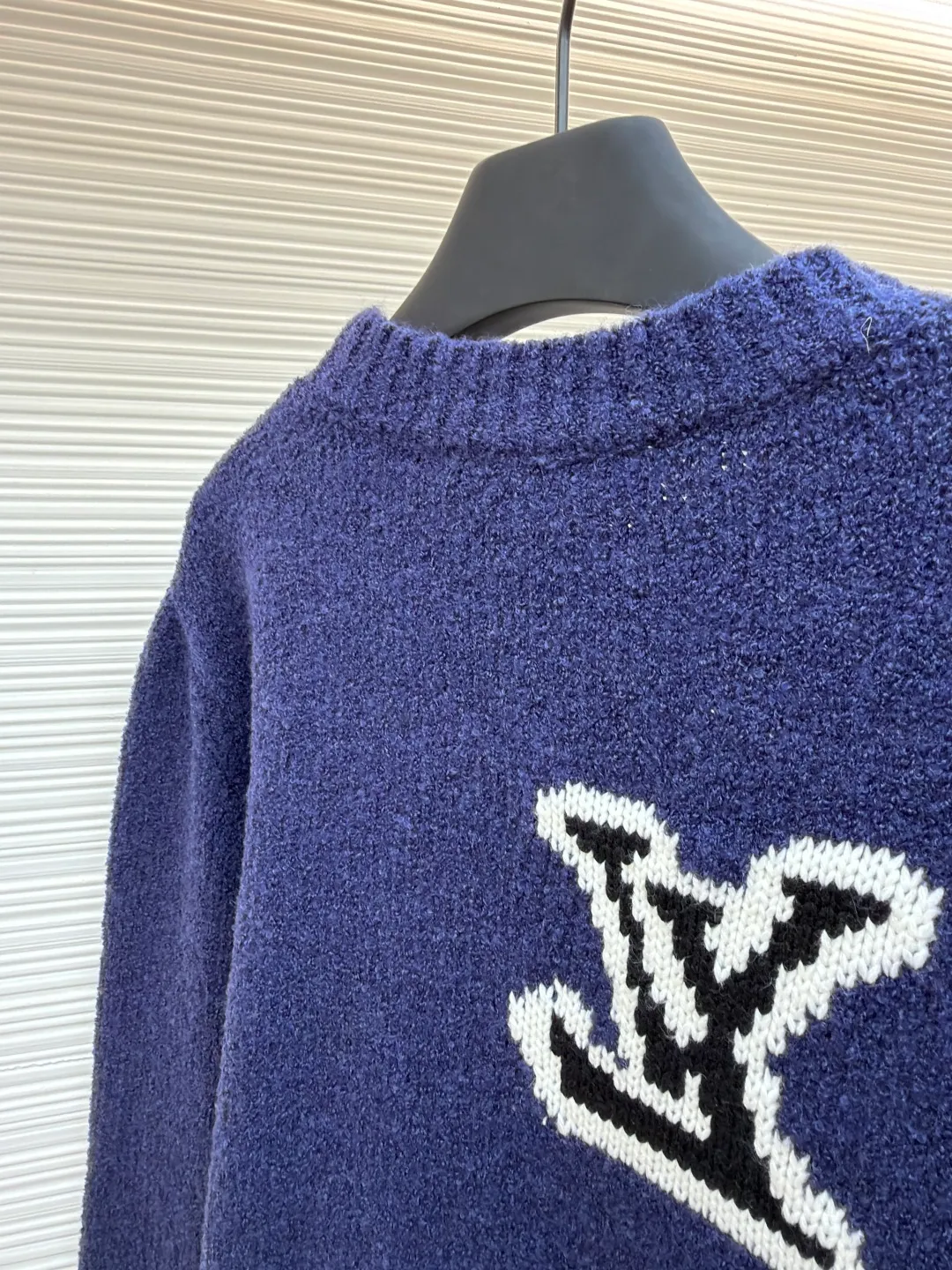LOUIS VUITTON double-sided intarsia sweater ●Item number: 1681844-A85 ●Material: wool blended fabric ●Technology: knitted intarsia production ●Version: fitted version ●Weight: about 670 grams ●Size: S-M-L-XL ●Description: Made of custom-woven and dyed sheep wool 65% cotton %20 Spandex 15%. The special washing process is very soft and skin-friendly. It has 7 knitting workers. The thickness of each stitch of the inlay on the clothing logo is consistent with ZP. The back logo is mirror inlay. This crew-neck sweater is made of a blend of sheep wool and yak hair, and uses thick yarn to create a comfortable texture. The contrasting LV logo is integrated into the knitted fabric, and the mirror-effect logo is cleverly displayed on the rear. The casual and elegant design makes it easy to style your weekend look. The overall wiring is straight and delicate, the fabric is comfortable and soft, and the color is consistent without color difference. It can be matched with the same style to create a fashionable look and control various occasions. Customized accessories, complete with three standards, same style for men and women!